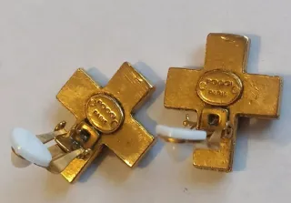 Pendientes firmados clip Poggi cruz negros y dorad