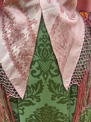 Traje Baturra Falda Brocada y Mantón Rosa