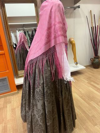 Traje Baturra Falda Brocada y Mantón Rosa