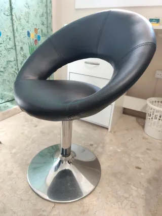 Taburetes tapizados color negro base metálica.