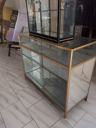 Mostrador vitrina dorado y cristal