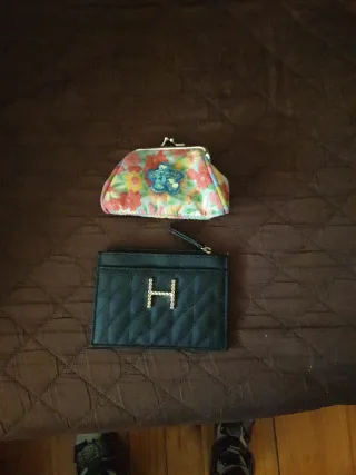 2 Carteras: Floral y Negra con H