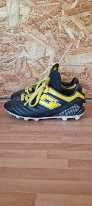 Chuteiras Lotto Pretas e Amarelas