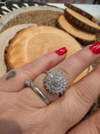 Anillo flor con brillantes