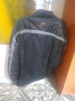 Chaqueta de moto con protecciones