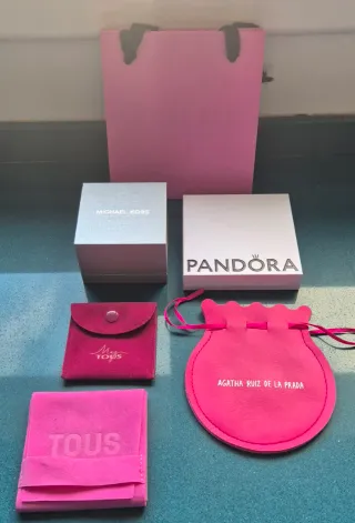 Bolsa y cajitas de marca: Agatha Ruiz, MK, Pandora