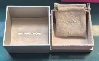 Bolsa y cajitas de marca: Agatha Ruiz, MK, Pandora