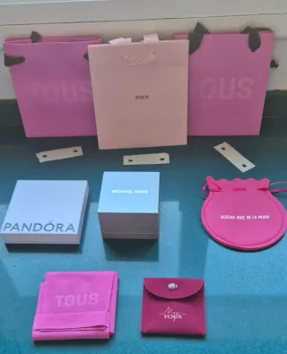 Bolsa y cajitas de marca: Agatha Ruiz, MK, Pandora