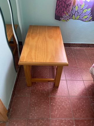 Mesa de centro de madera.