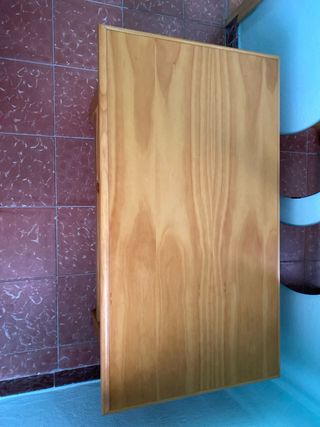 Mesa de centro de madera.