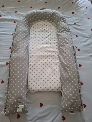 Nido reductor bebé estrellas gris