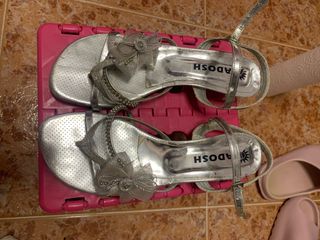 Sandalias plateadas tacón bajo, compradas en peru