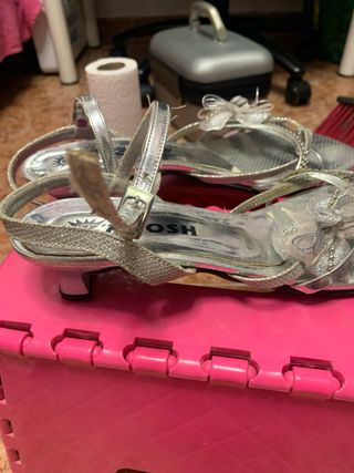 Sandalias plateadas tacón bajo, compradas en peru