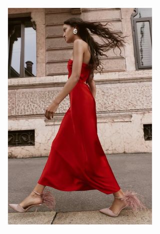 Vestido asimétrico midi satinado rojo