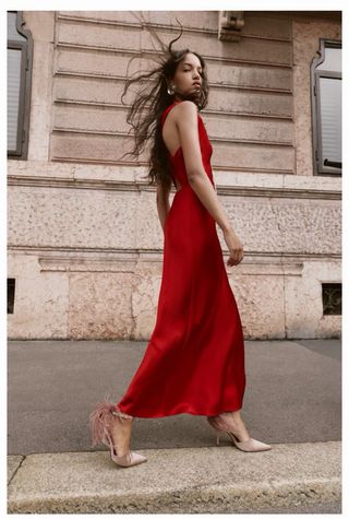 Vestido asimétrico midi satinado rojo