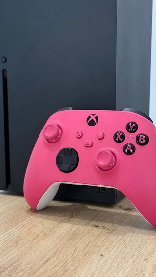Xbox Series X + Mando Rosa