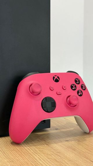 Xbox Series X + Mando Rosa