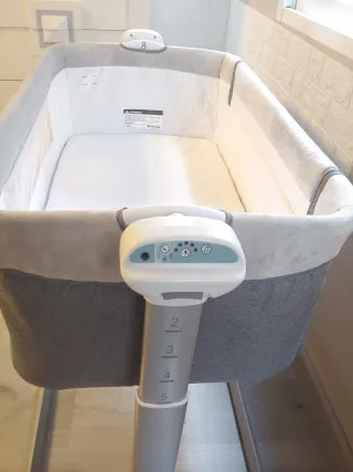 Minicuna gris con patas ajustables