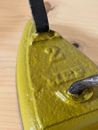 Ferro da stiro vintage in ghisa