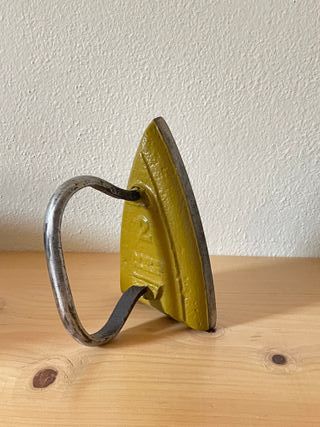 Ferro da stiro vintage in ghisa