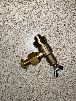 Ugello con valvola antigoccia