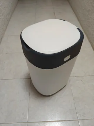 Cubo para pañales  blanco y gris