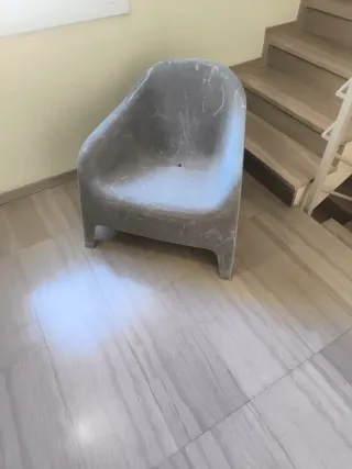 Sillón de jardín de plástico gris