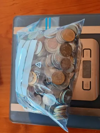 4.5 kilos de monedas variadas usadas