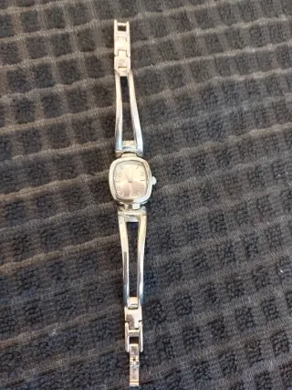 Reloj de pulsera plateado para mujer