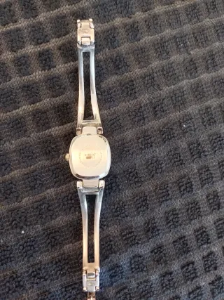 Reloj de pulsera plateado para mujer