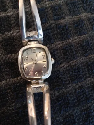 Reloj de pulsera plateado para mujer