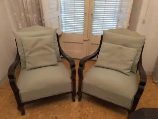 Dos sillones pequeños madera y tela