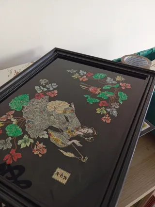 Cuadro Geisha con flores y farolillo