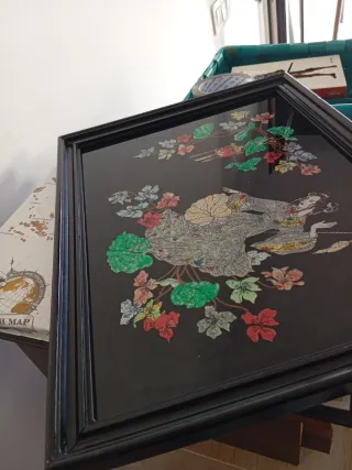 Cuadro Geisha con flores y farolillo