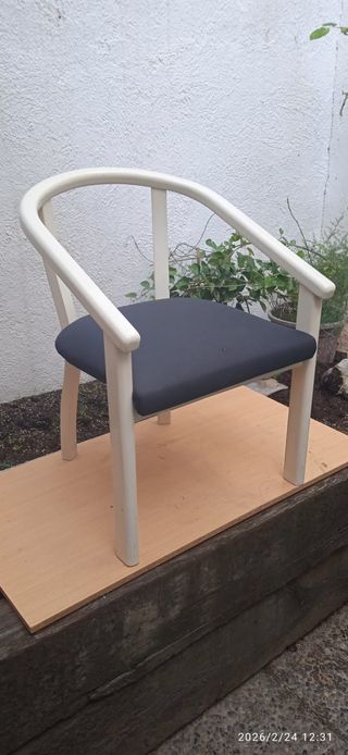 Sillón blanco con asiento oscuro