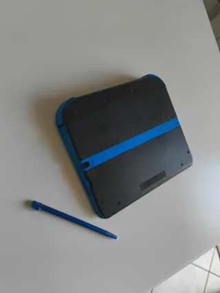 Nintendo 2DS Nera/Blu con Caricatore