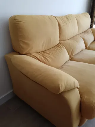 Sofá Chester color mostaza con tela anti manchas