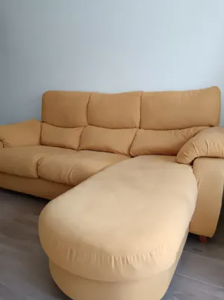 Sofá Chester color mostaza con tela anti manchas