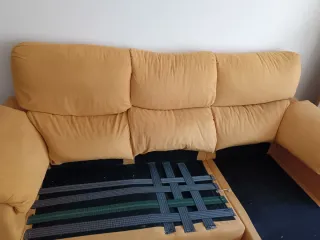 Sofá Chester color mostaza con tela anti manchas