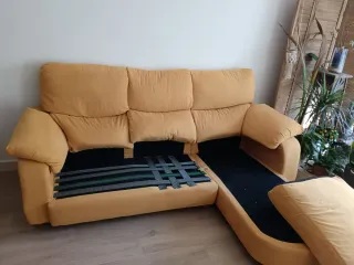 Sofá Chester color mostaza con tela anti manchas