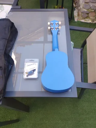 Ukelele azul con afinador y funda