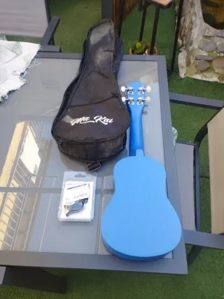 Ukelele azul con afinador y funda