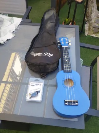 Ukelele azul con afinador y funda
