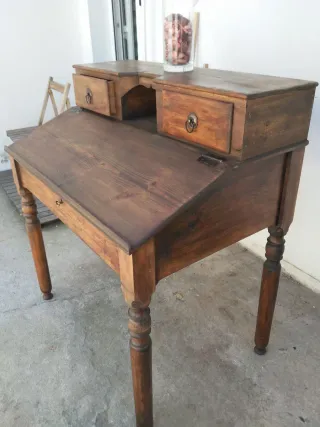 Escritorio antiguo de madera restaurado