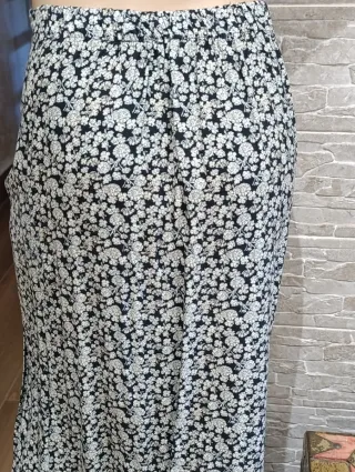 Falda larga estampada con abertura