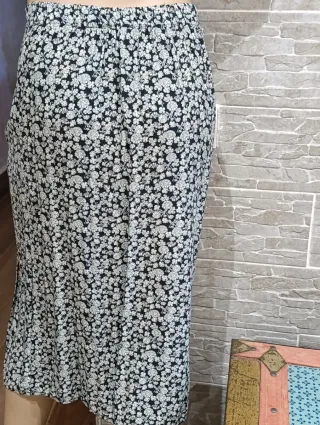 Falda larga estampada con abertura