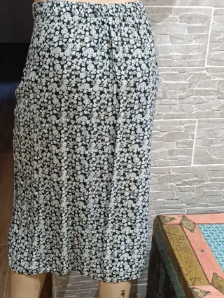Falda larga estampada con abertura