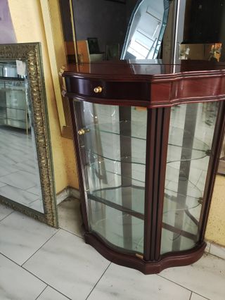 Mueble vitrina clásico de madera, espejo y cristal