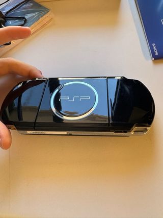 PSP 3004 EN MUY BUEN ESTADO con caja y juegos.