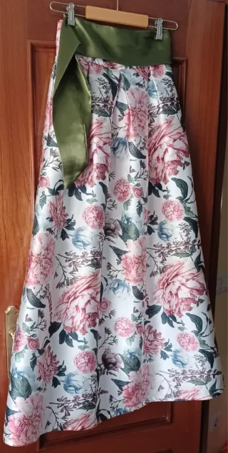 Falda larga floral con fajín verde